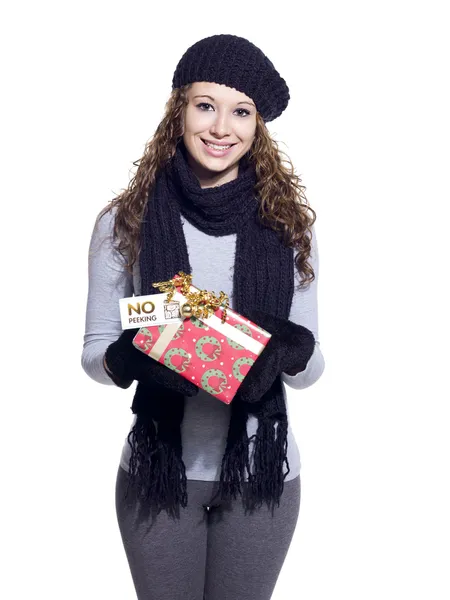 Trendige junge Frau zeigt ihr Weihnachtsgeschenk — Stockfoto