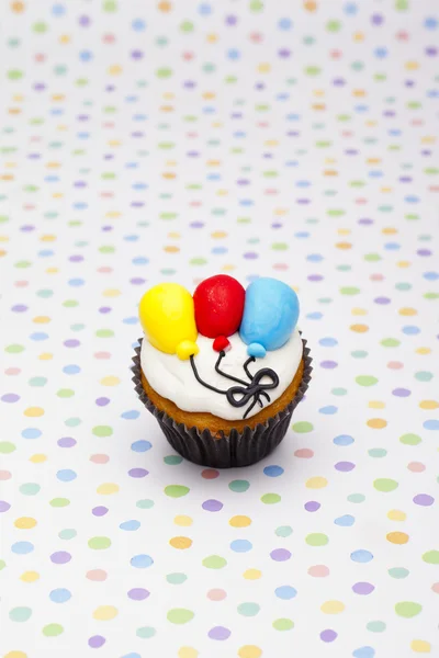 Vista de un cupcake sobre fondo de lunares — Foto de Stock