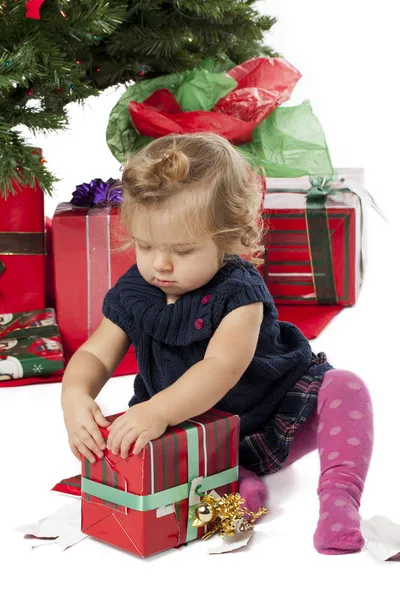 Vista de una linda niña abriendo una caja de regalo de Navidad —  Fotos de Stock