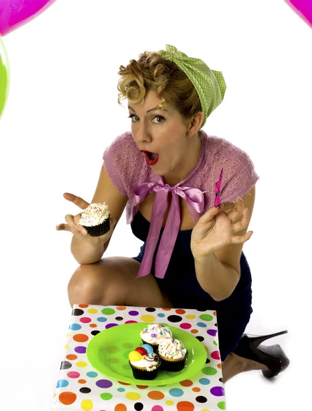 Mujer sosteniendo un cupcake con la boca abierta — Foto de Stock