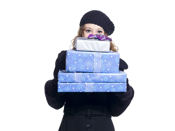 Femme tenant une pile de cadeaux de Noël — Photo