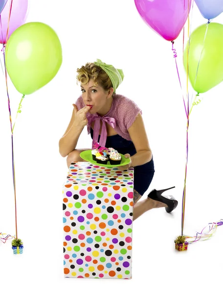 Vrouw likken haar vinger terwijl het eten van cupcakes — Stockfoto