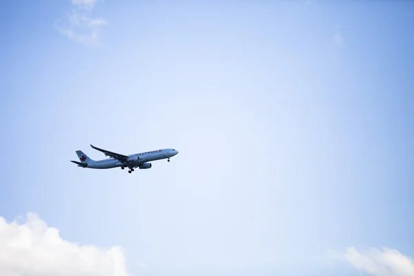 Flygplan mot klar himmel — Stockfoto