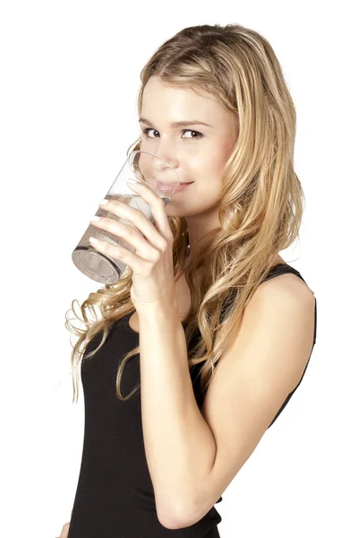 Hermosa chica sosteniendo un vaso de agua mientras sonríe —  Fotos de Stock