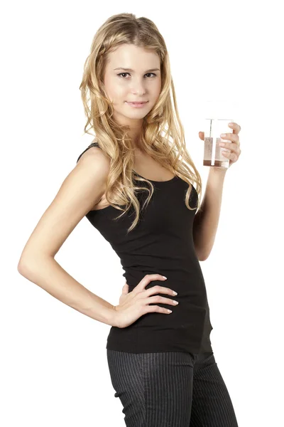 美丽的年轻女子，拿一杯水 — 图库照片