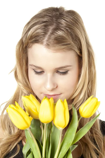 Primer plano de una joven con tulipanes amarillos —  Fotos de Stock