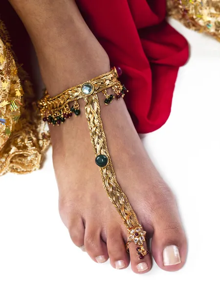 Nahaufnahme einer Frau mit goldenem Fußkettchen — Stockfoto
