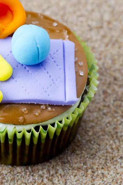 Chiudi l'immagine ritagliata di un cupcake con oggetti in miniatura — Foto Stock