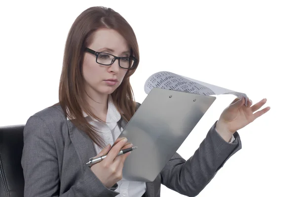 Affärskvinna läsa en rapport — Stockfoto
