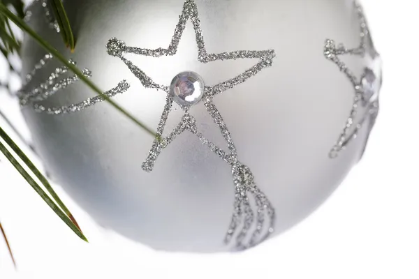 Tiro detallado de la bombilla de Navidad colgando en el árbol de Navidad —  Fotos de Stock