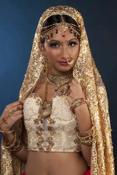 华丽的印度新娘，看看相机和微笑 — 图库照片