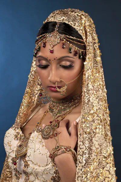 Indian bride posing for the camera — Stock Photo, Image