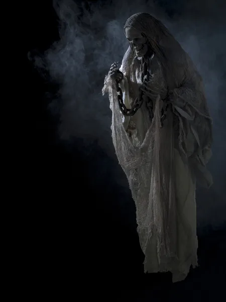 Bild eines menschlichen Skeletts, das von Rauch umgeben ist — Stockfoto