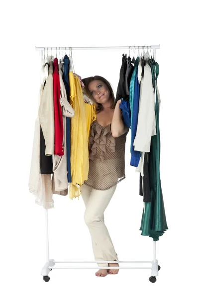En glad kvinna i garderoben — Stockfoto