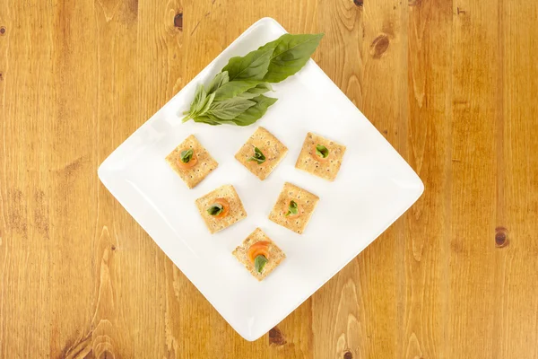 Un plato de galletas saladas con salmón ahumado — Foto de Stock