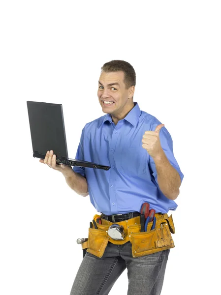 Trabajador de la construcción sonriendo mientras sostiene un ordenador portátil — Foto de Stock