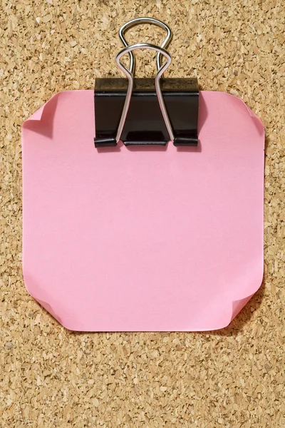 Papel rosa com um clipe de papel — Fotografia de Stock