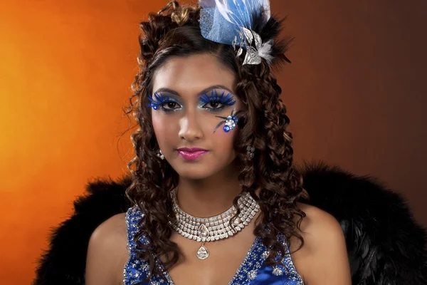 Portret beeld van een aantrekkelijke vrouwelijke dragen etappe make-up — Stok fotoğraf