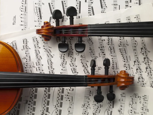 Zwei Geigen mit Notenblättern — Stockfoto