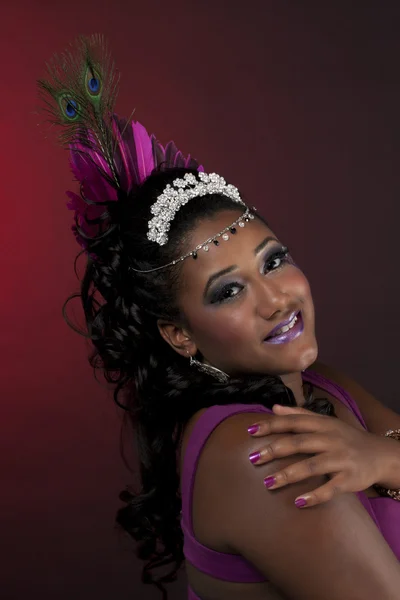 Retrato de una atractiva joven mujer con plumas de pavo real — Foto de Stock