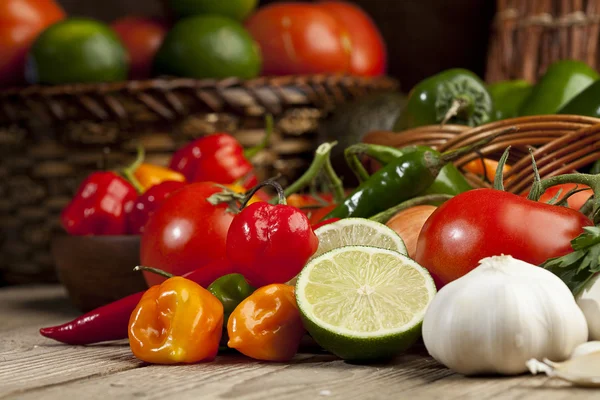 Vegyes zöldségek és fűszernövények — Stock Fotó