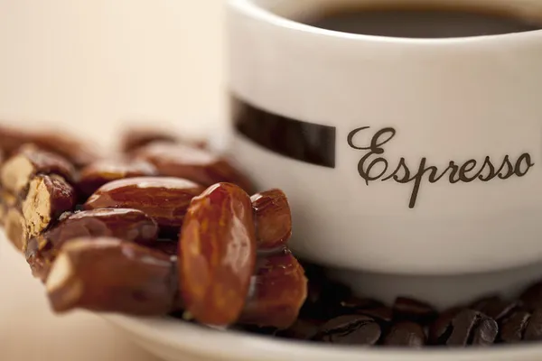 Close up dark coffee with sweet nuts — Stock Photo, Image
