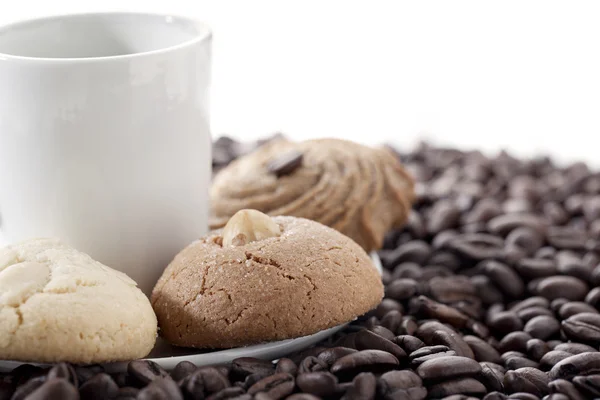 Zavřete obrázek kávu Hrnek fazolí a soubory cookie — Stock fotografie