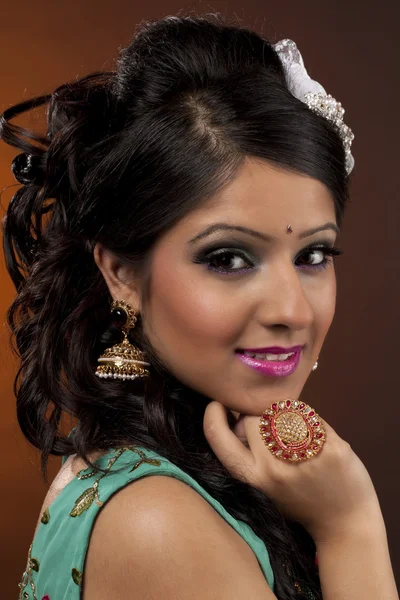 Mujer india bastante joven con la mano en la barbilla — Foto de Stock