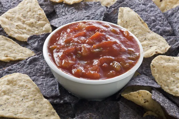 Nachos azuis e chips de tortilla com molho de salsa — Fotografia de Stock