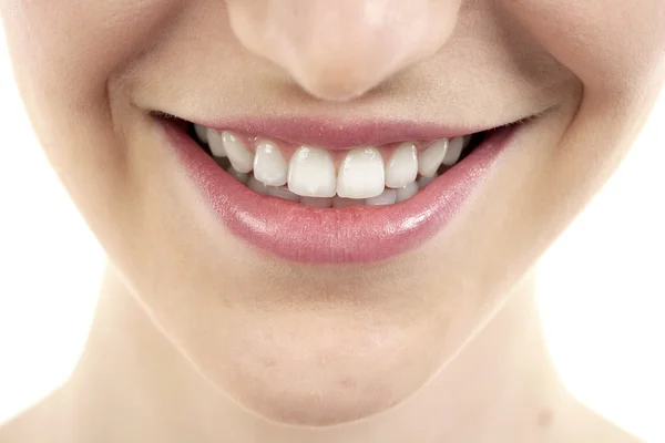 Labios femeninos con sonrisa dental — Foto de Stock