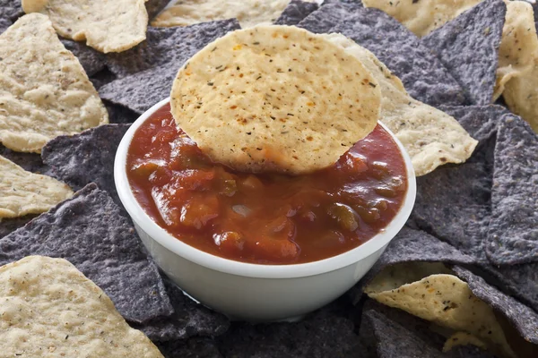 Tigela de salsa e batatas fritas — Fotografia de Stock