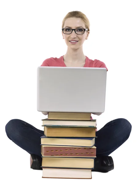 Studente femminile utilizzando un computer portatile — Foto Stock