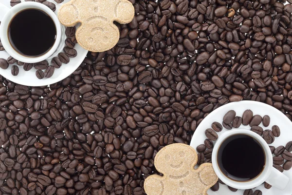 Close up shot of black coffee with coffee beans and gingerbread — Stock Photo, Image
