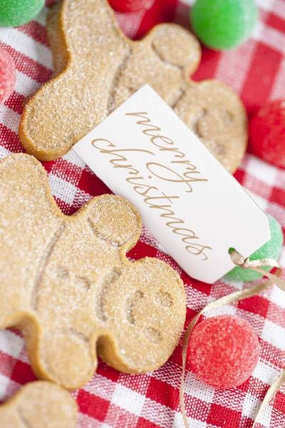 Primer plano de caramelo de pan de jengibre con una etiqueta de Navidad feliz —  Fotos de Stock