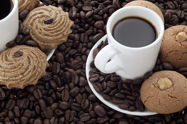 Kaffee und Kaffeebohnen mit Keksen — Stockfoto