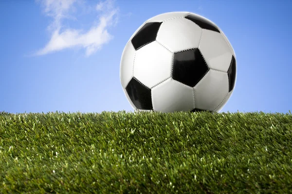 Pallone da calcio sul campo — Foto Stock