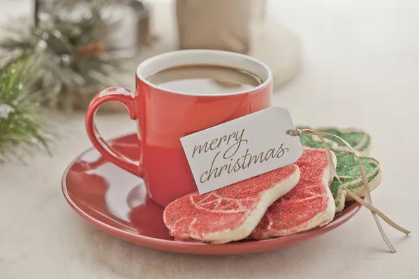 Coffee with a holiday tag and cookies — Stock Photo, Image