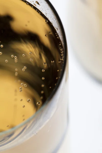 Imagen recortada de una copa llena de champán — Foto de Stock