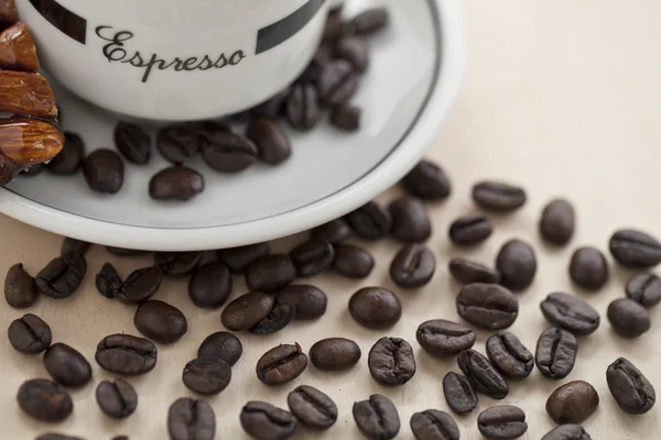 Imagen recortada de granos de café en taza — Foto de Stock