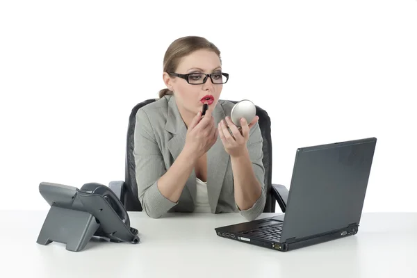 Mujer de negocios aplicando lápiz labial foto de stock — Foto de Stock