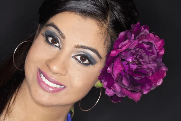 Linda hembra sonriendo con una rosa en el pelo — Foto de Stock