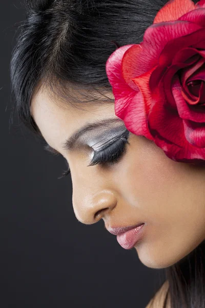 Detailed shot of a woman with a rose in her hair — Stock Photo, Image