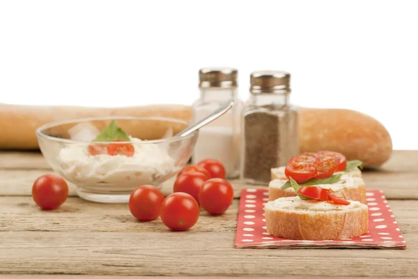Хлеб с маслом и ингредиенты — стоковое фото