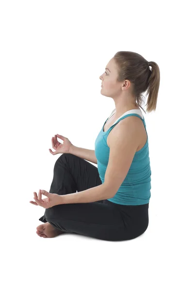 Mujer caucásica haciendo ejercicio de yoga — Foto de Stock