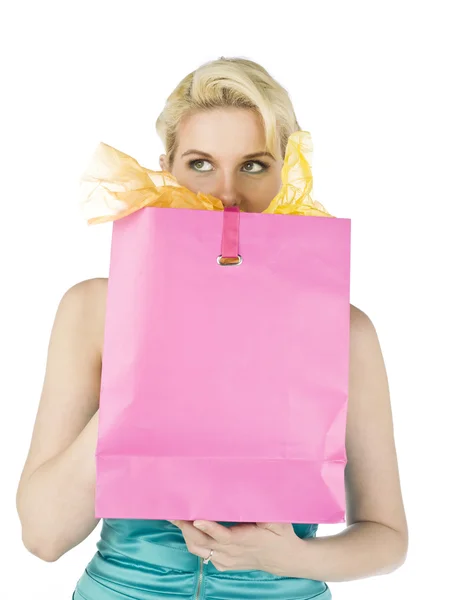 Kadın pembe bir alışveriş çantası ile gizleme — Stok fotoğraf