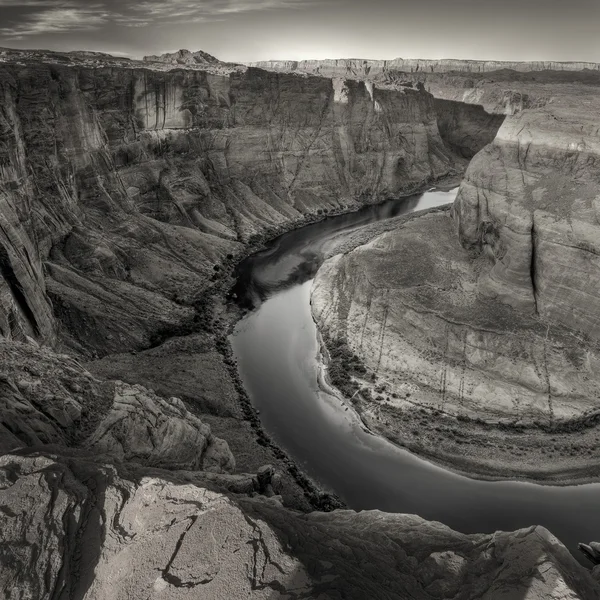 Cliff yüksek açı bakış ve at nalı nehir viraj — Stok fotoğraf