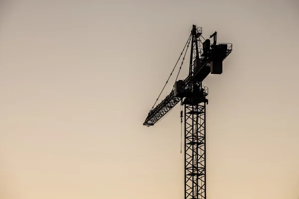 Hijskranen kraan in middag hemel — Stockfoto