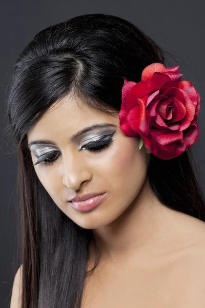 133 schöne junge Frau mit einer Rose im Haar — Stockfoto