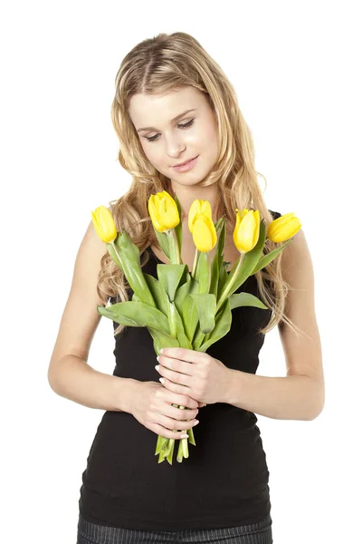 Jeune femme tenant des fleurs de tulipes — Photo