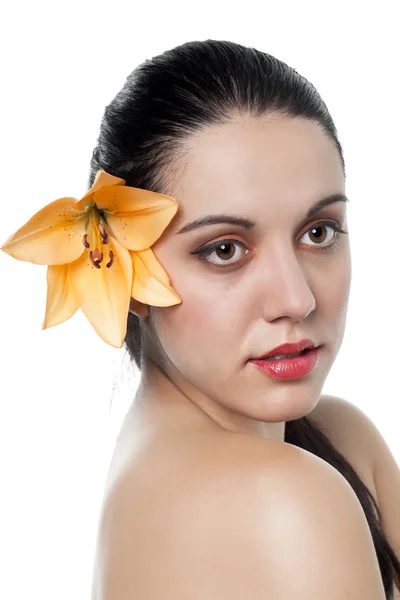 Senhora bonita com uma flor na orelha — Fotografia de Stock